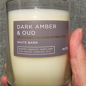 White Barn Dark Amber & Oud Candle - Cream